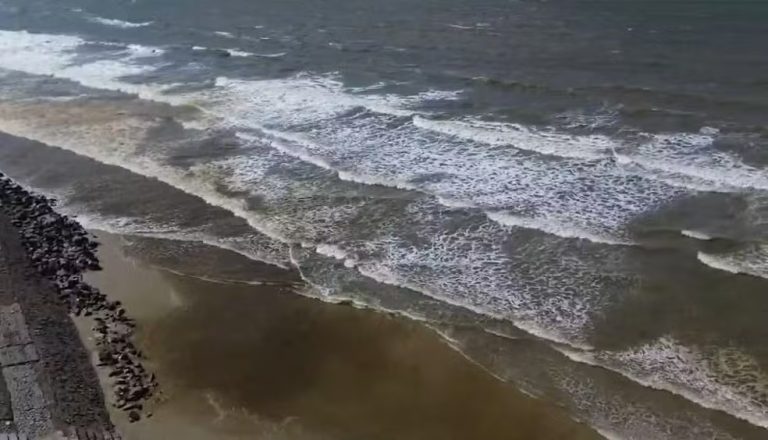 Mancha escura surge em praias de São Luís; amostras de água passam por análise 9 praias