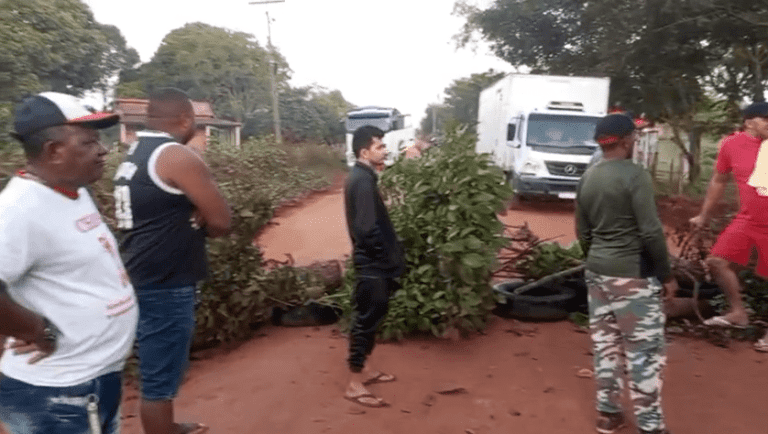 MA-014 entre São João Batista e São Vicente Ferrer volta a ser interditada 4 manifestantes