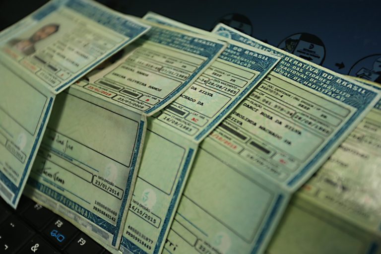 Fim da obrigatoriedade de autoescola: CNH poderá ser obtida sem aulas em escolas de trânsito 2 Carteira de motorista - carteira de habilitação - CNH - renovação de CNH - carteira nacional de habilitação