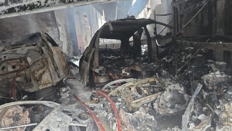 video:-incendio-atinge-oficina-de-veiculos-no-bairro-cutim-anil,-em-sao-luis