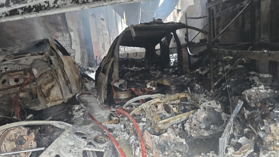 video:-incendio-atinge-oficina-de-veiculos-no-bairro-cutim-anil,-em-sao-luis