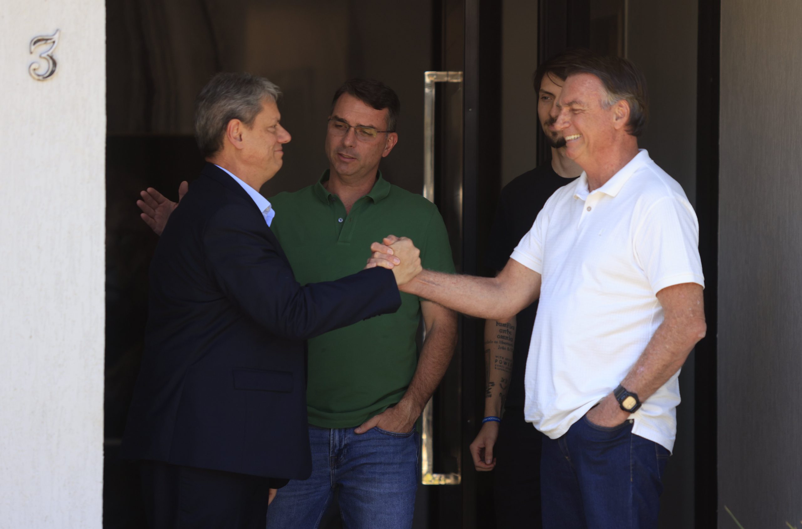 defesa-de-bolsonaro-pede-autorizacao-para-visita-de-tarcisio-ao-ex-presidente-na-papudinha