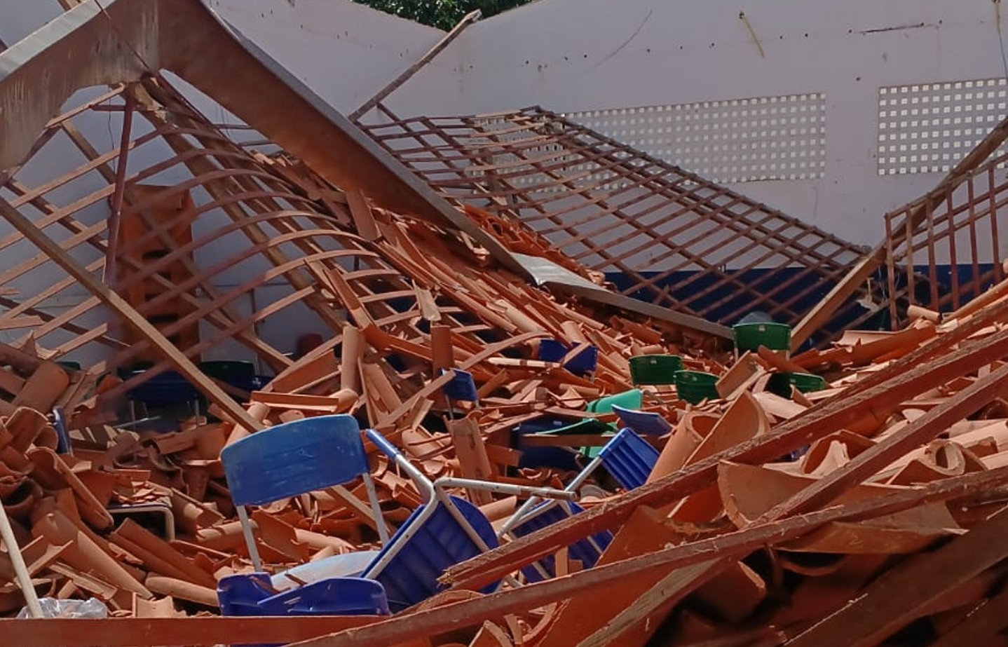 video:-teto-de-escola-municipal-desaba-apos-chuva-na-zona-rural-de-imperatriz