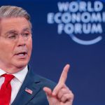 em-davos,-secretario-do-tesouro-dos-eua-pede-calma-a-europa-diante-de-ameacas-sobre-a-groenlandia