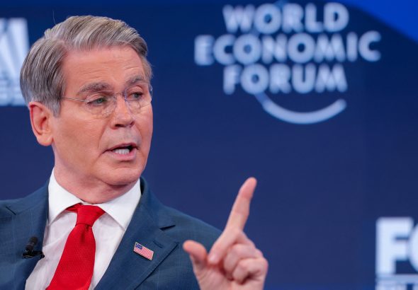 em-davos,-secretario-do-tesouro-dos-eua-pede-calma-a-europa-diante-de-ameacas-sobre-a-groenlandia