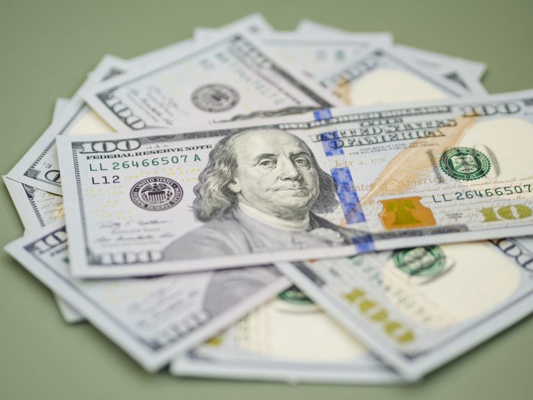 dolar-opera-em-alta-com-mercado-atento-a-pressoes-de-trump-sobre-a-groenlandia;-ibovespa-recua