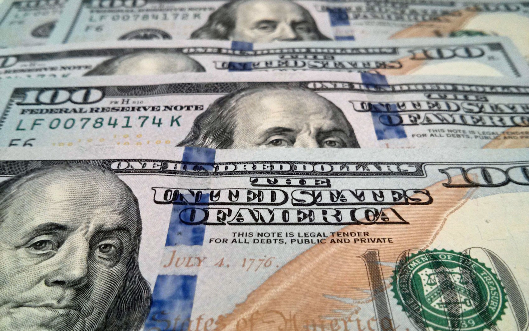 gastos-de-brasileiros-no-exterior-atingem-maior-indice-em-11-anos;-dolar-recuou-e-iof-subiu-em-2025