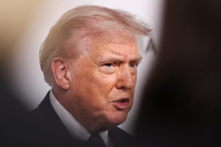 trump-diz-que-vai-conversar-com-o-ira-e-espera-nao-usar-‘navios-poderosos’-contra-o-pais