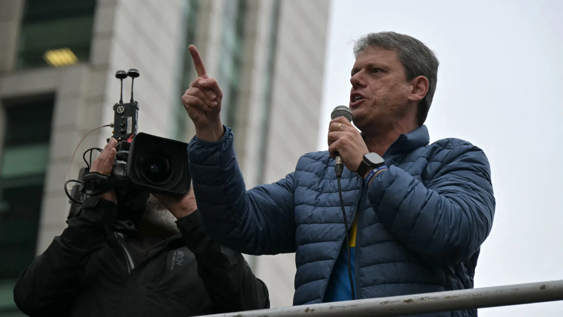 tarcisio-reforca-que-vai-disputar-a-reeleicao-em-sp,-apos-visita-a-bolsonaro-na-papudinha