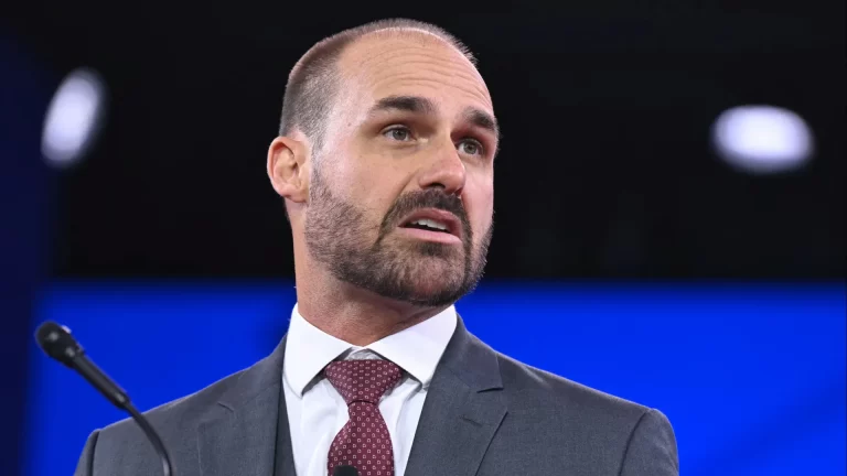 eduardo-diz-que-visita-de-tarcisio-a-bolsonaro-‘fortalece-lacos’-e-‘constroi-pontes’