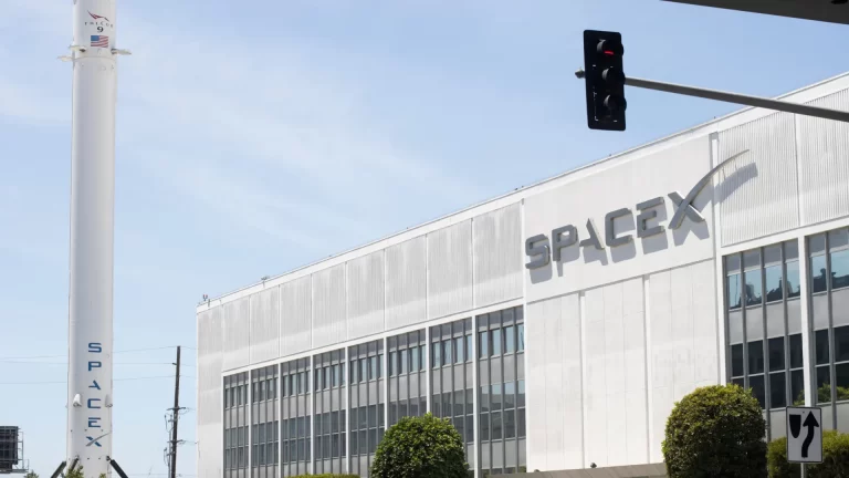 spacex-propoe-lancar-ate-um-milhao-de-data-centers-em-orbita-da-terra