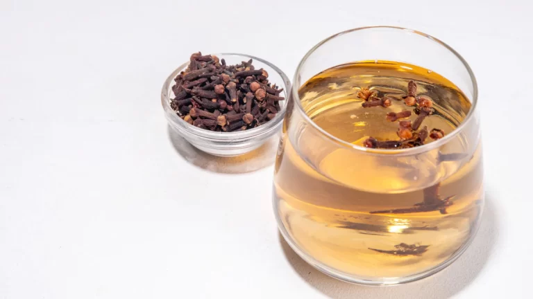 tome-agua-com-cravo-antes-de-dormir-e-veja-os-beneficios-para-o-corpo
