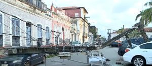 poste-cai-sobre-carros-no-centro-de-sao-luis;-veiculos-ficaram-danificados