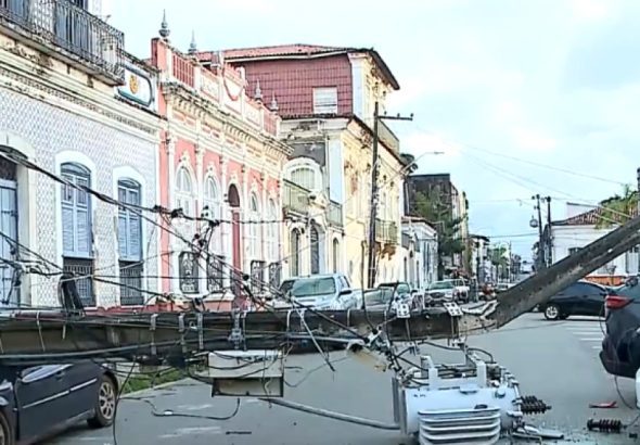 poste-cai-sobre-carros-no-centro-de-sao-luis;-veiculos-ficaram-danificados
