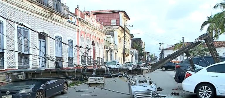 poste-cai-sobre-carros-no-centro-de-sao-luis;-veiculos-ficaram-danificados