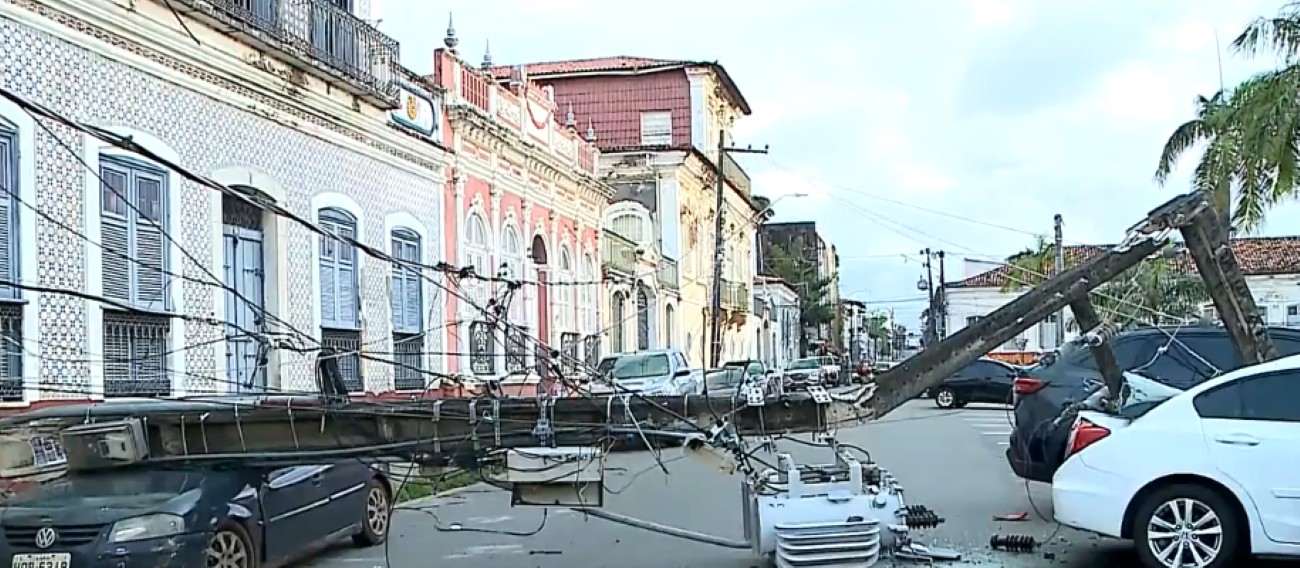 poste-cai-sobre-carros-no-centro-de-sao-luis;-veiculos-ficaram-danificados