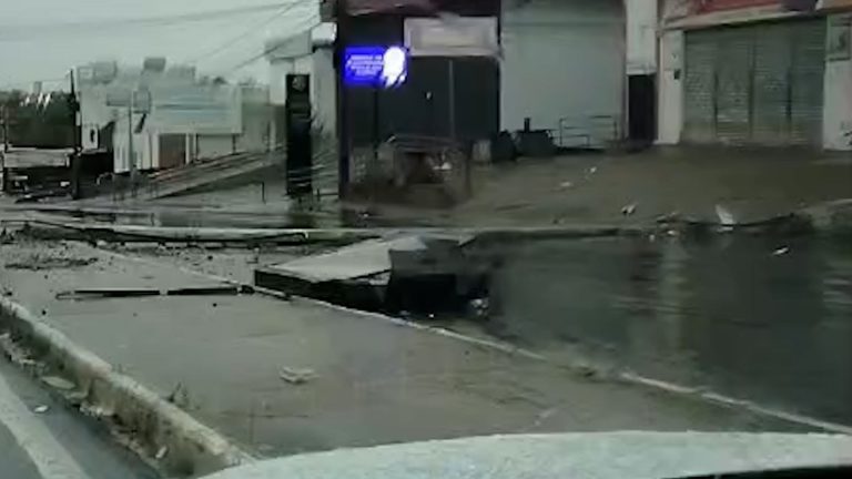 video:-poste-de-iluminacao-publica-e-placa-de-publicidade-sao-derrubados-na-av.-jeronimo-de-albuquerque,-em-sao-luis,-e-interditam-via