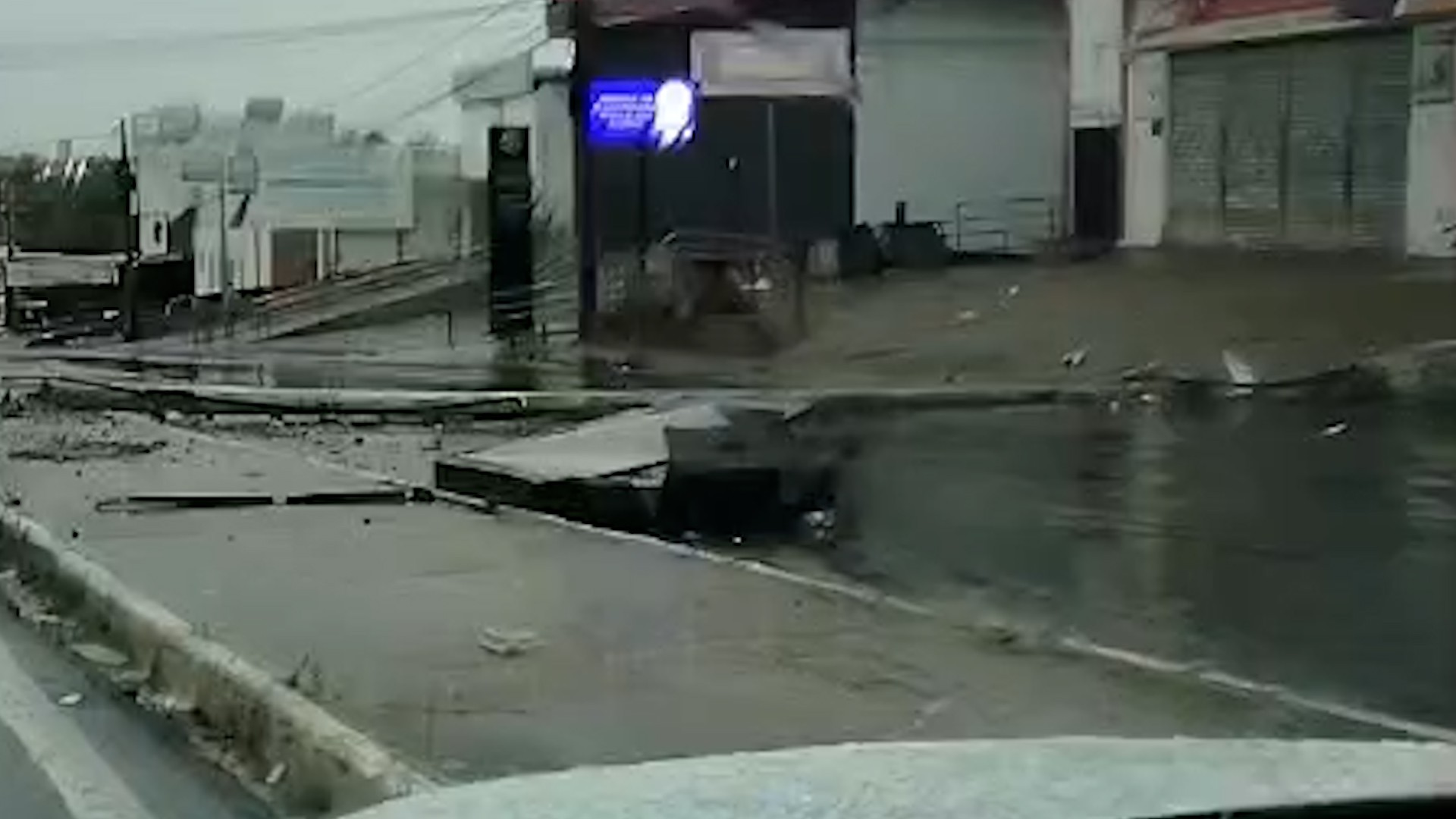 video:-poste-de-iluminacao-publica-e-placa-de-publicidade-sao-derrubados-na-av.-jeronimo-de-albuquerque,-em-sao-luis,-e-interditam-via