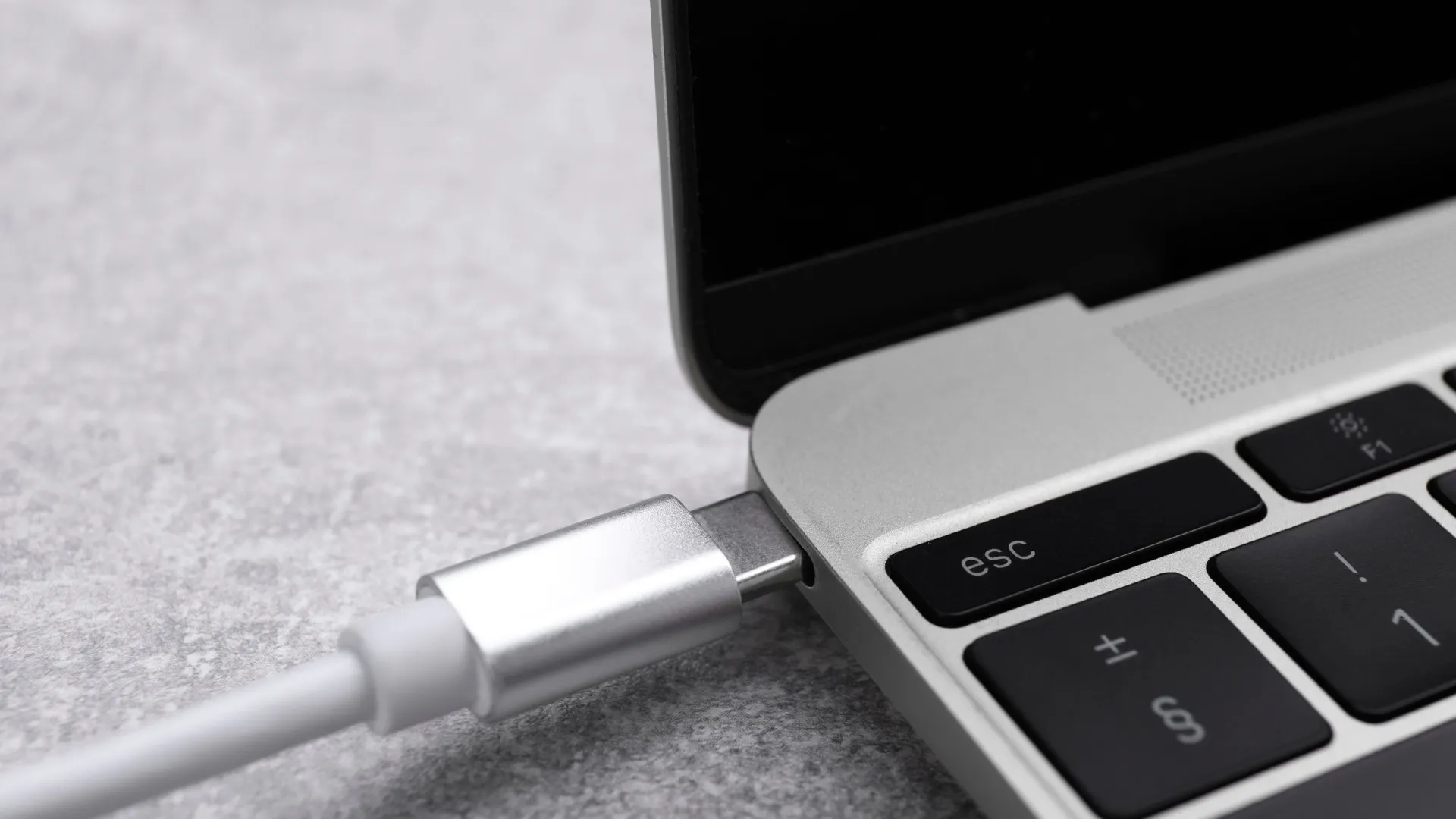 notebook-sempre-ligado-a-tomada?-veja-os-riscos-e-como-evita-los