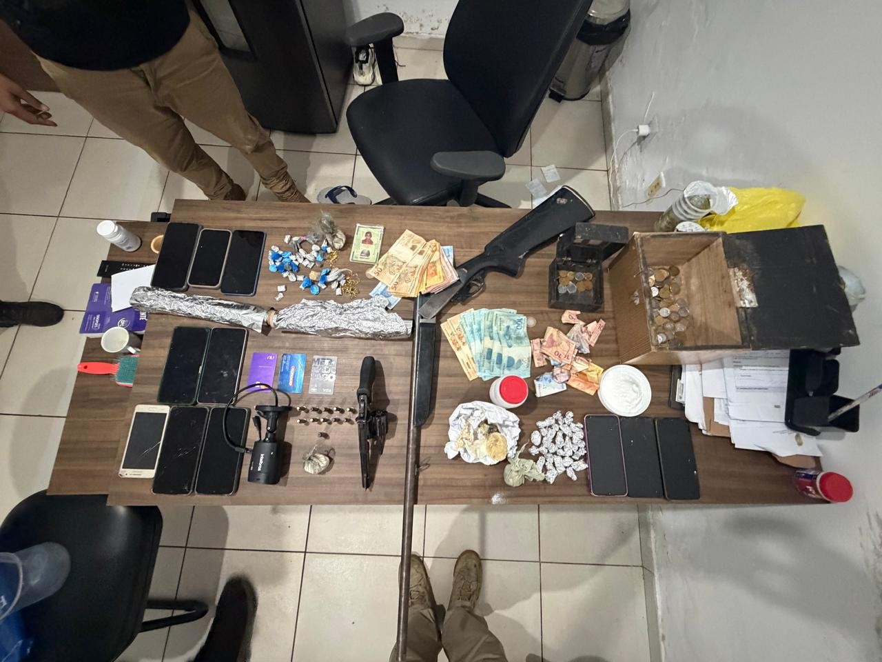 seis-pessoas-sao-presas-em-operacao-contra-faccao-criminosa-investigada-por-trafico-e-homicidios-no-ma