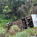veja-o-que-se-sabe-sobre-acidente-que-deixou-um-morto-e-29-feridos-apos-onibus-tombar-na-br-153