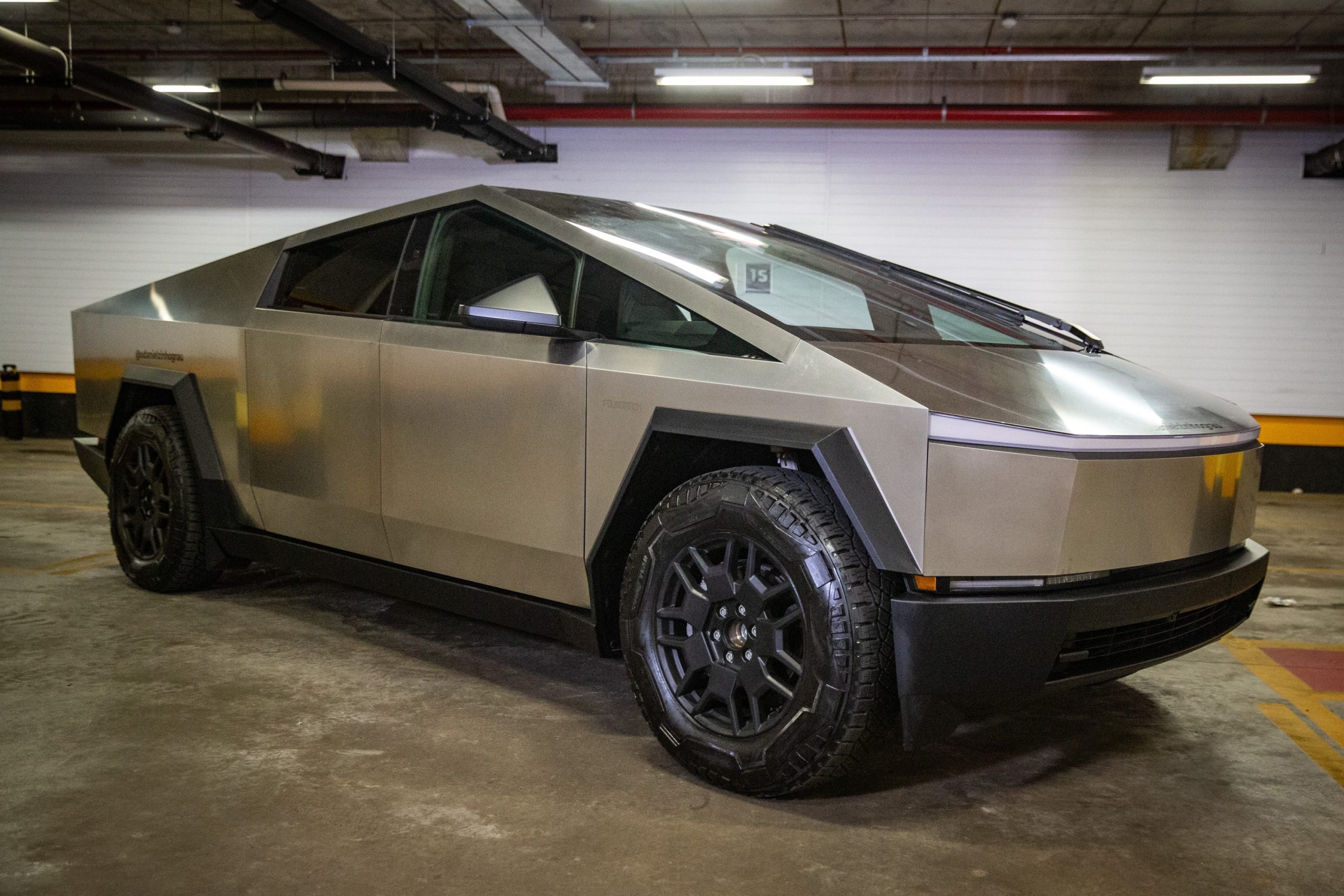 como-pode-um-tesla-aparecer-nas-ruas-mesmo-sem-vender-no-brasil;-saiba-regras-e-custos