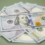 dolar-opera-em-alta-com-mercado-atento-a-pressoes-de-trump-sobre-a-groenlandia;-ibovespa-recua