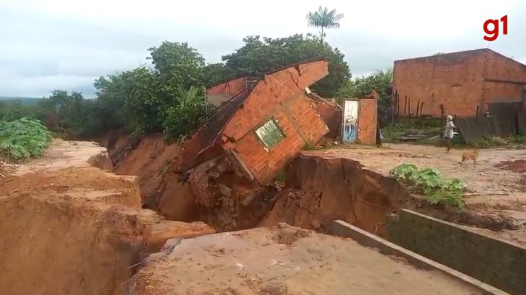 video:-casa-e-engolida-por-vocoroca-apos-forte-chuva-em-grajau,-no-ma