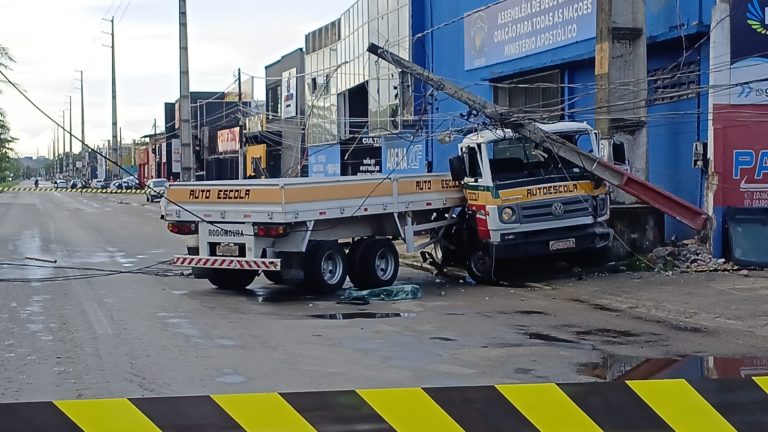 caminhao-de-autoescola-bate-em-carro-estacionado-e-derruba-poste-na-av.-dos-africanos,-em-sao-luis