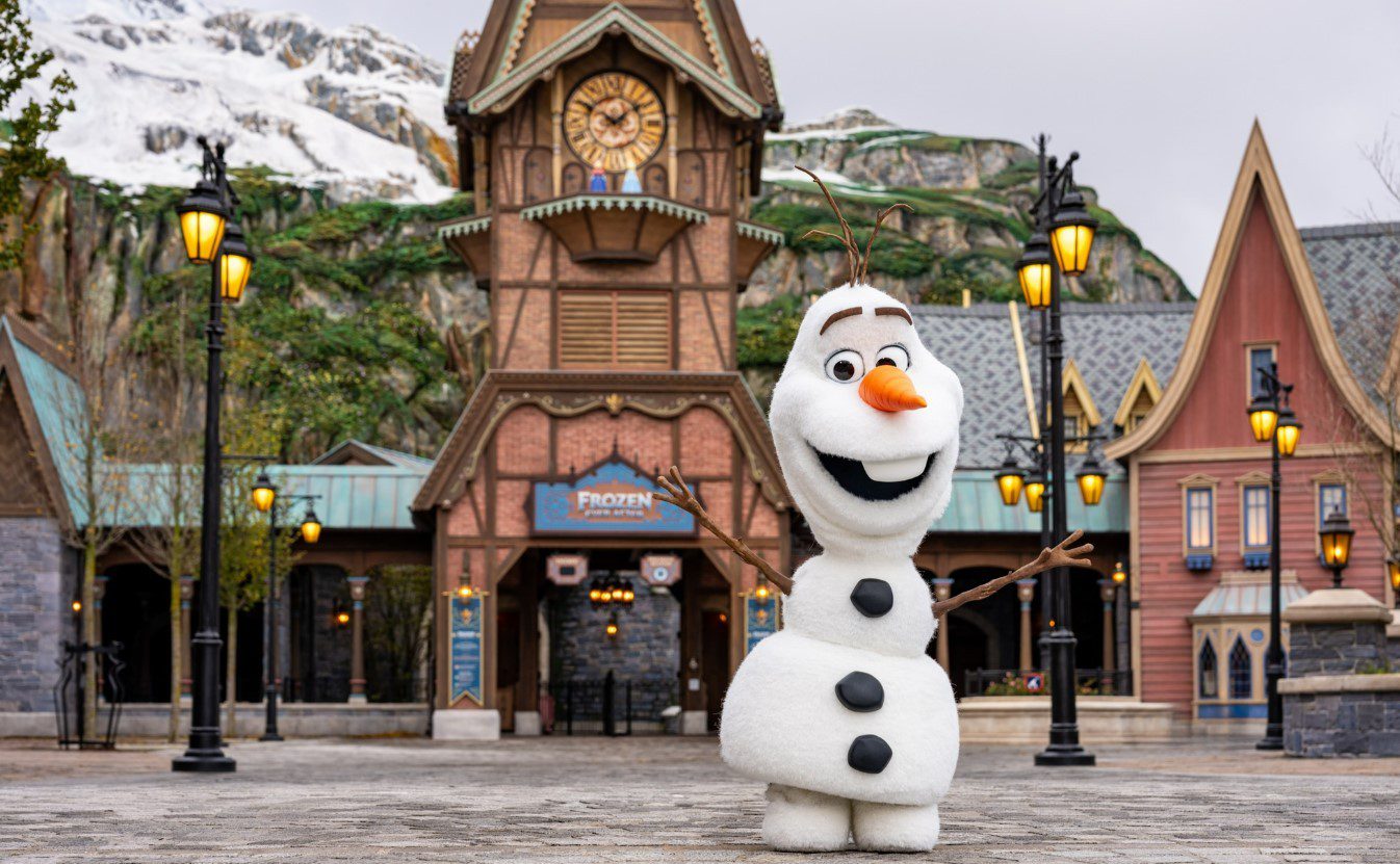 disney-paris-inaugura-area-tematica-de-‘frozen’-com-castelo-e-montanha-de-gelo;-veja-video