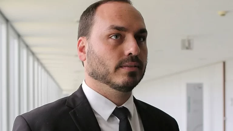 “esta-ficando-feio”:-carlos-bolsonaro-ataca-comando-do-pl-e-cobra-reacao